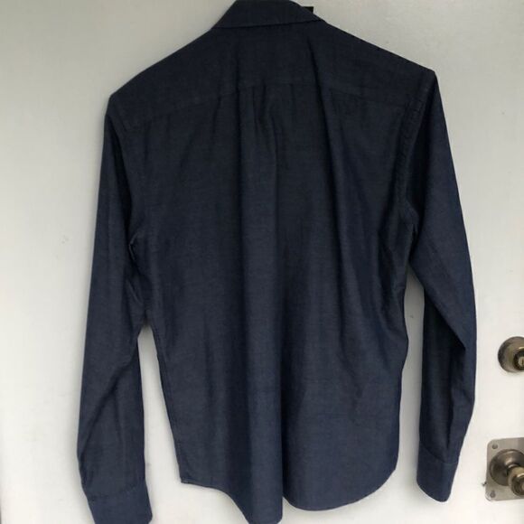 Untuckit   - Picture 3 of 5